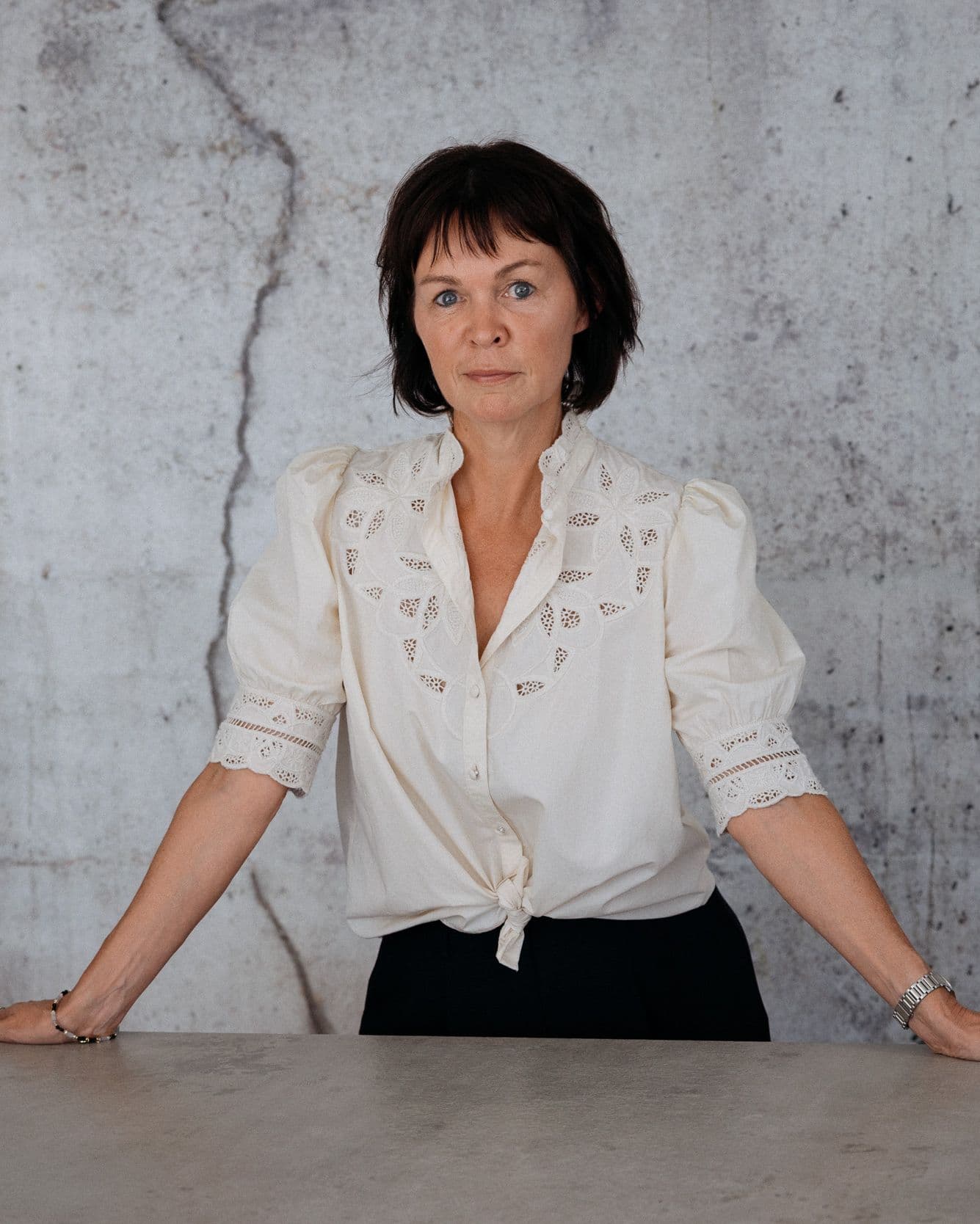 Drsse Hélène Heuninckx, debout, les mains posées sur une table